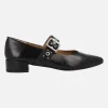 Zapatos negros de piel con tira de hebilla y remaches plateados