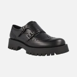 Zapatos negros de piel con hebillas y piso track