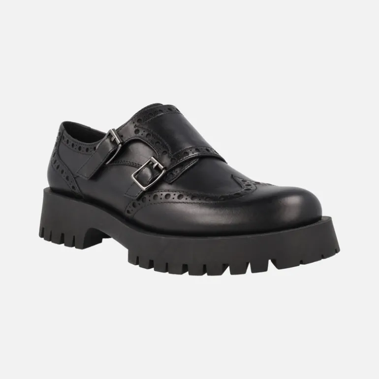 Zapatos negros de piel con hebillas y piso track