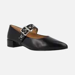 Zapatos negros de piel con tira de hebilla y remaches plateados