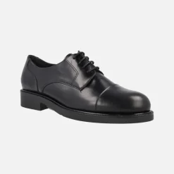 Zapatos negros de piel con cordones y puntera