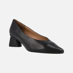 Zapatos negros de piel corte salón con tacón geométrico