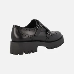 Zapatos negros de piel con hebillas y piso track