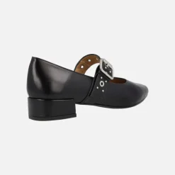 Zapatos negros de piel con tira de hebilla y remaches plateados