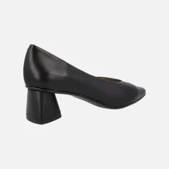Zapatos negros de piel corte salón con tacón geométrico