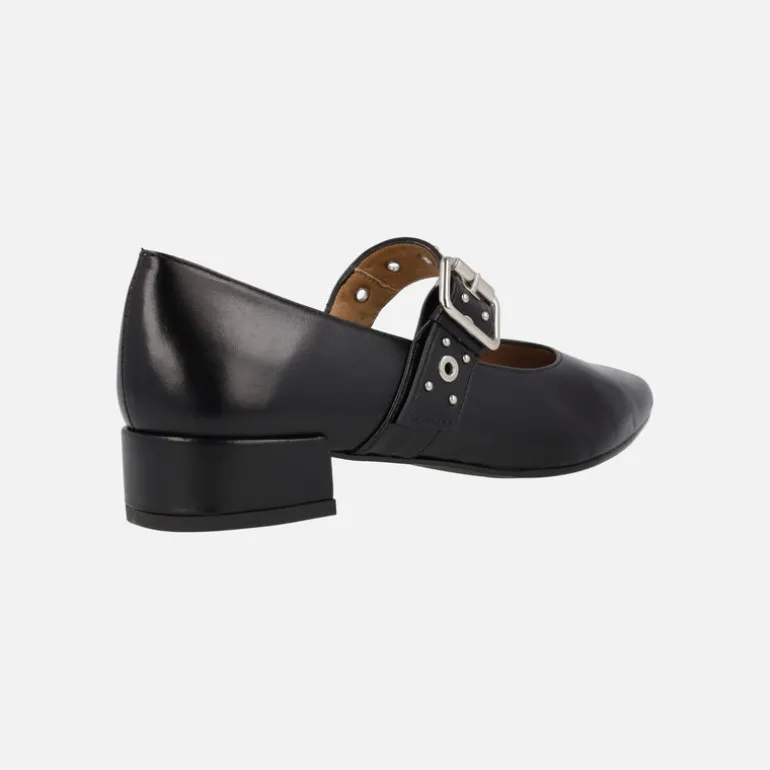 Zapatos negros de piel con tira de hebilla y remaches plateados
