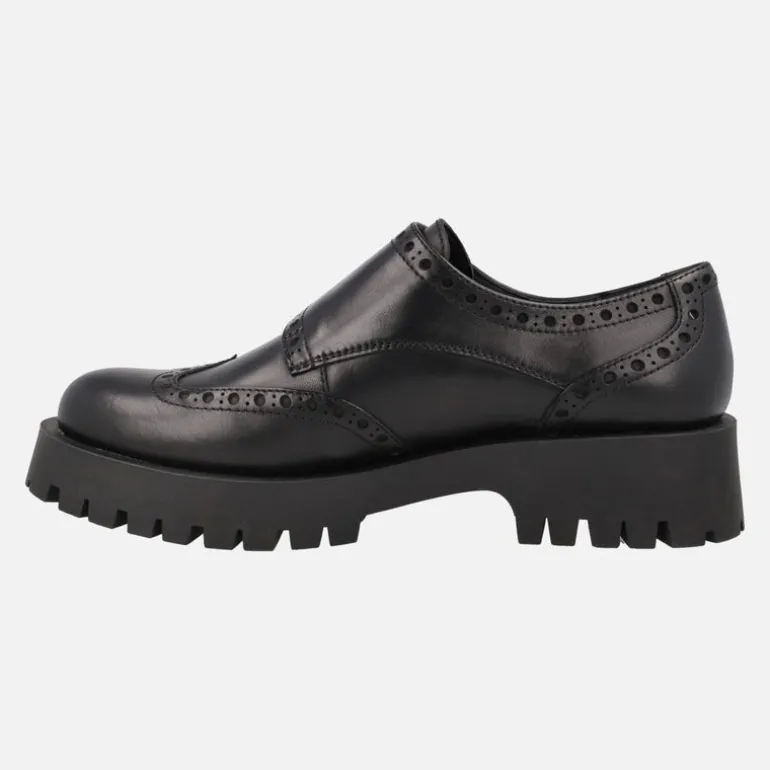 Zapatos negros de piel con hebillas y piso track