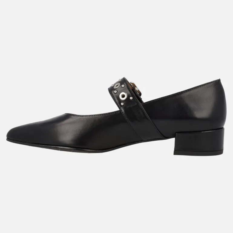 Zapatos negros de piel con tira de hebilla y remaches plateados