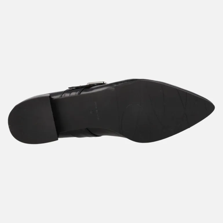 Zapatos negros de piel con tira de hebilla y remaches plateados
