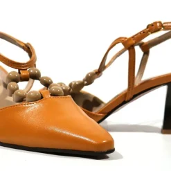 Zapatos Nicoletta en piel cuero con adorno de pasta