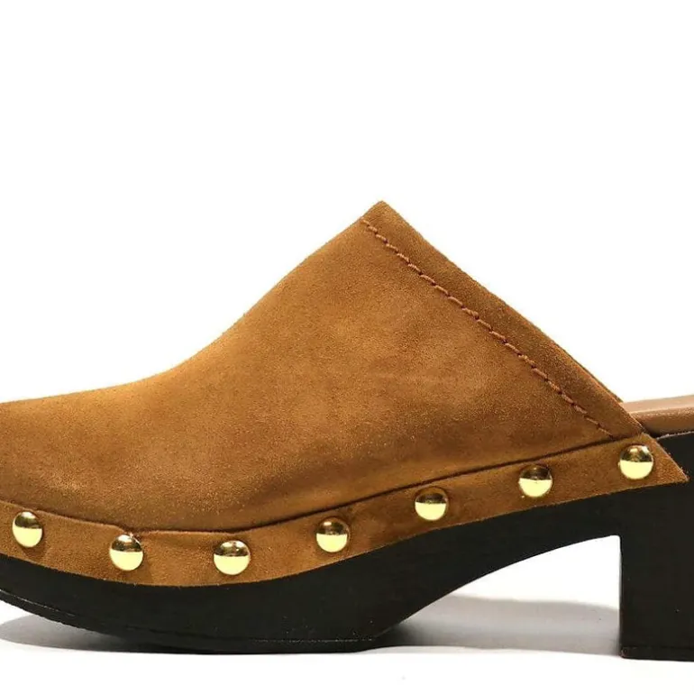 Zueco mujer de serraje cuero con tachas y plataforma