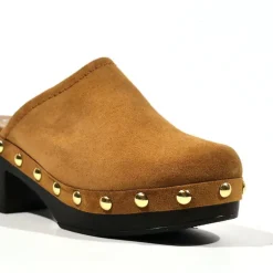 Zueco mujer de serraje cuero con tachas y plataforma