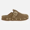 Zuecos Alpe Alive en piel serraje con tachas y hebilla