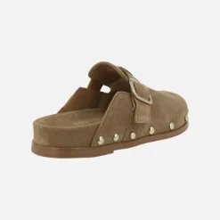 Zuecos Alpe Alive en piel serraje con tachas y hebilla