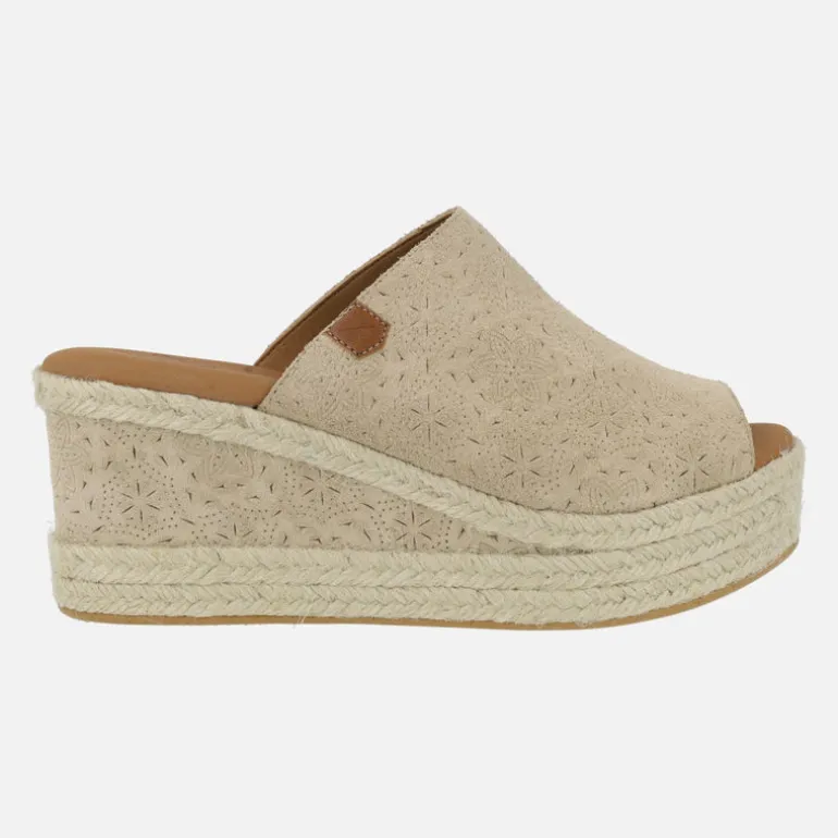 Zuecos Arenita grabado en serraje beige con detalle de picados y cuña alta