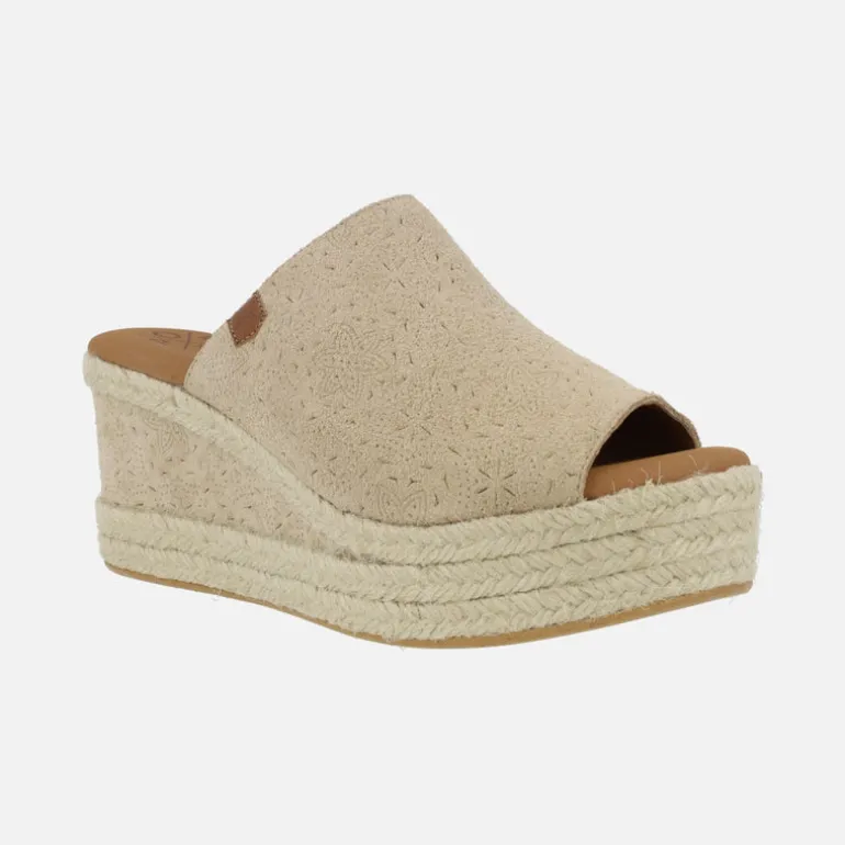 Zuecos Arenita grabado en serraje beige con detalle de picados y cuña alta