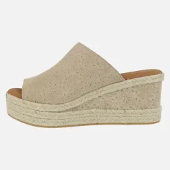 Zuecos Arenita grabado en serraje beige con detalle de picados y cuña alta