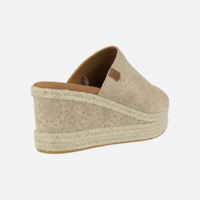 Zuecos Arenita grabado en serraje beige con detalle de picados y cuña alta