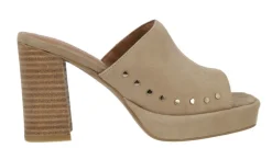 Zuecos de ante beige con remaches y tacón alto Pearl