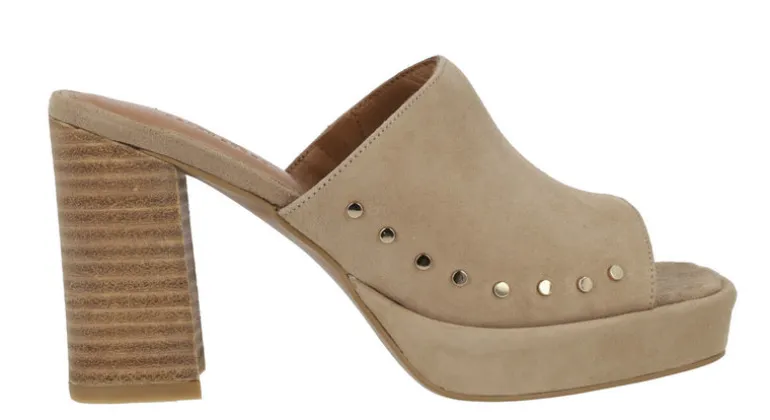 Zuecos de ante beige con remaches y tacón alto Pearl