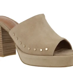 Zuecos de ante beige con remaches y tacón alto Pearl