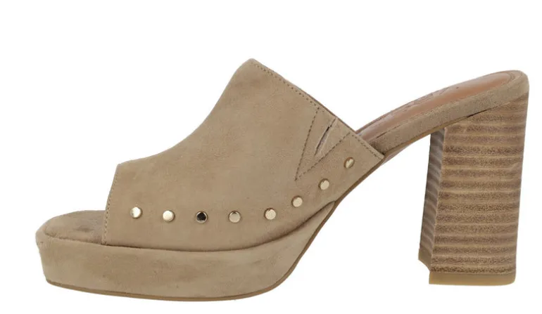 Zuecos de ante beige con remaches y tacón alto Pearl