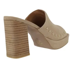 Zuecos de ante beige con remaches y tacón alto Pearl