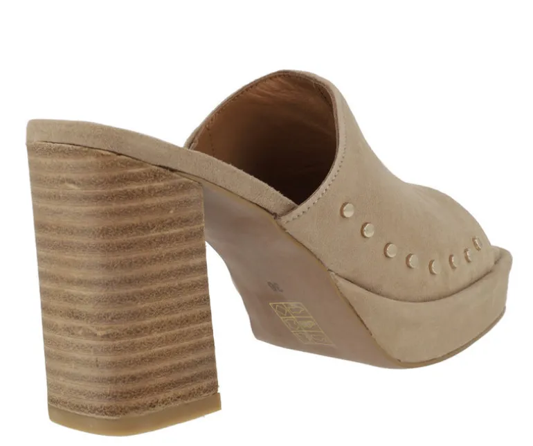 Zuecos de ante beige con remaches y tacón alto Pearl