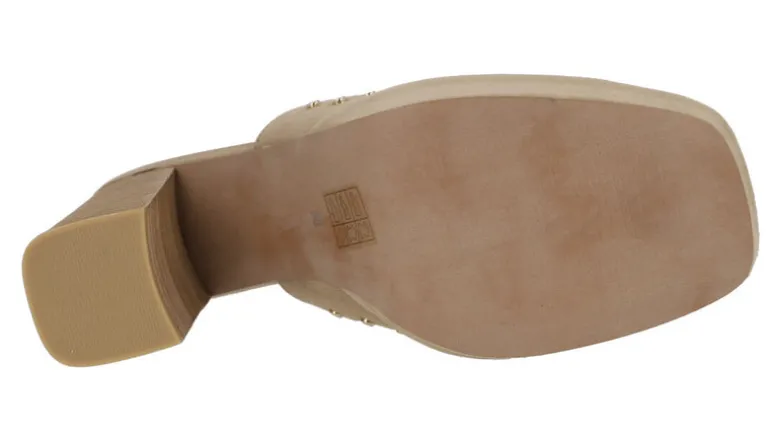 Zuecos de ante beige con remaches y tacón alto Pearl