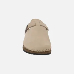 Zuecos de piel color beige con adorno de hebilla