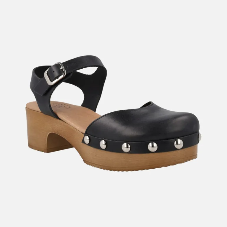 Zuecos de piel con pulsera al tobillo y tachas