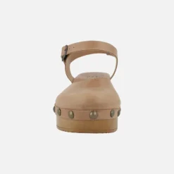 Zuecos de piel con pulsera al tobillo y tachas