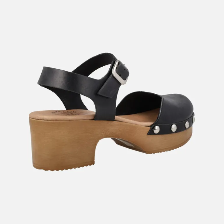Zuecos de piel con pulsera al tobillo y tachas
