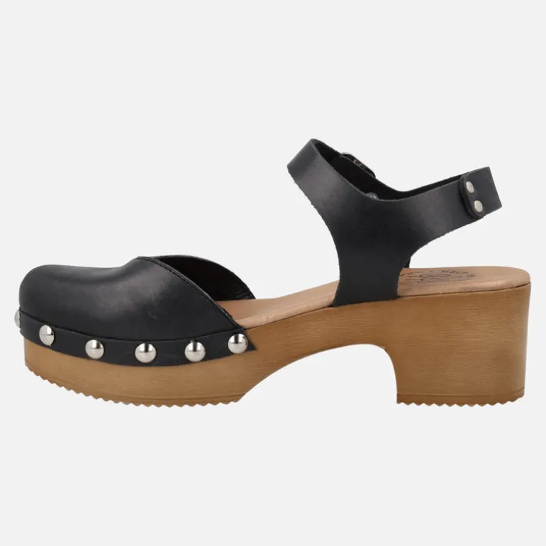 Zuecos de piel con pulsera al tobillo y tachas