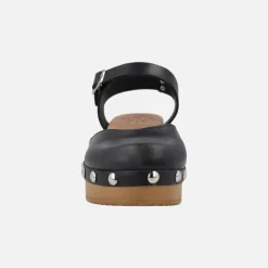 Zuecos de piel con pulsera al tobillo y tachas