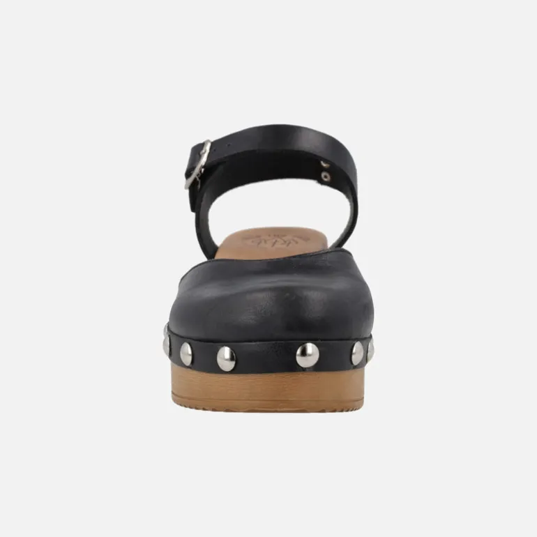Zuecos de piel con pulsera al tobillo y tachas