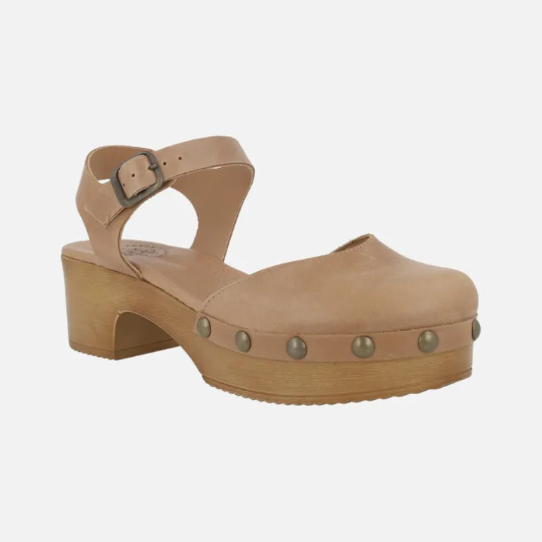 Zuecos de piel con pulsera al tobillo y tachas