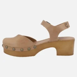 Zuecos de piel con pulsera al tobillo y tachas