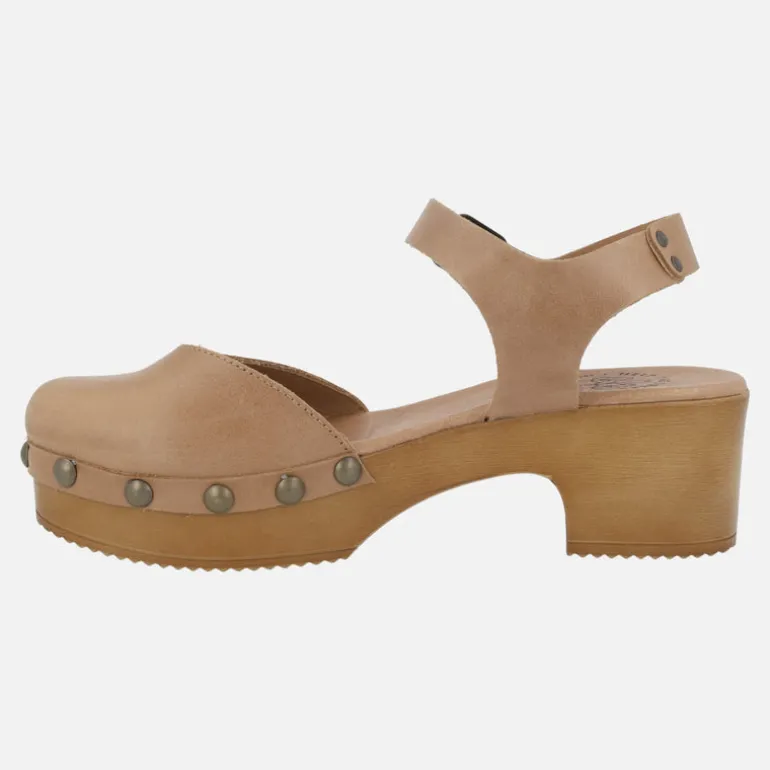 Zuecos de piel con pulsera al tobillo y tachas