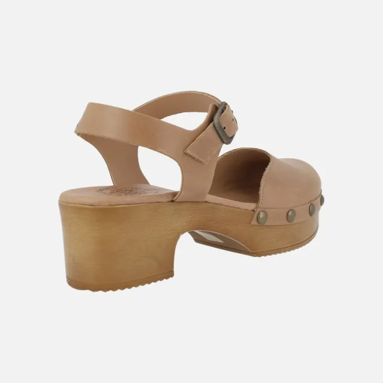 Zuecos de piel con pulsera al tobillo y tachas