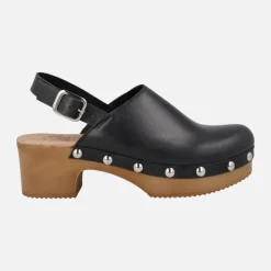 Zuecos de piel con tira ajustable al talón y tachas