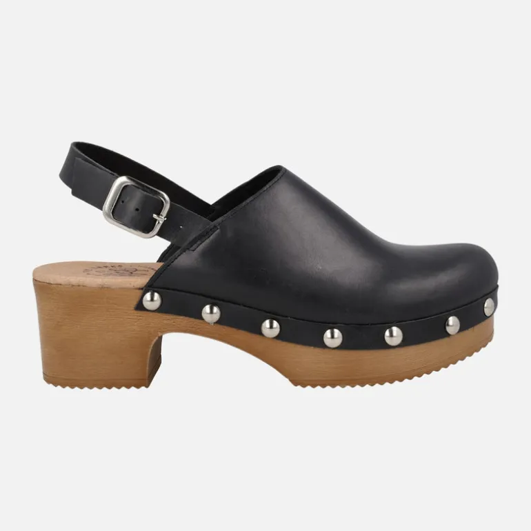 Zuecos de piel con tira ajustable al talón y tachas