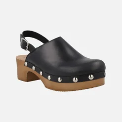 Zuecos de piel con tira ajustable al talón y tachas