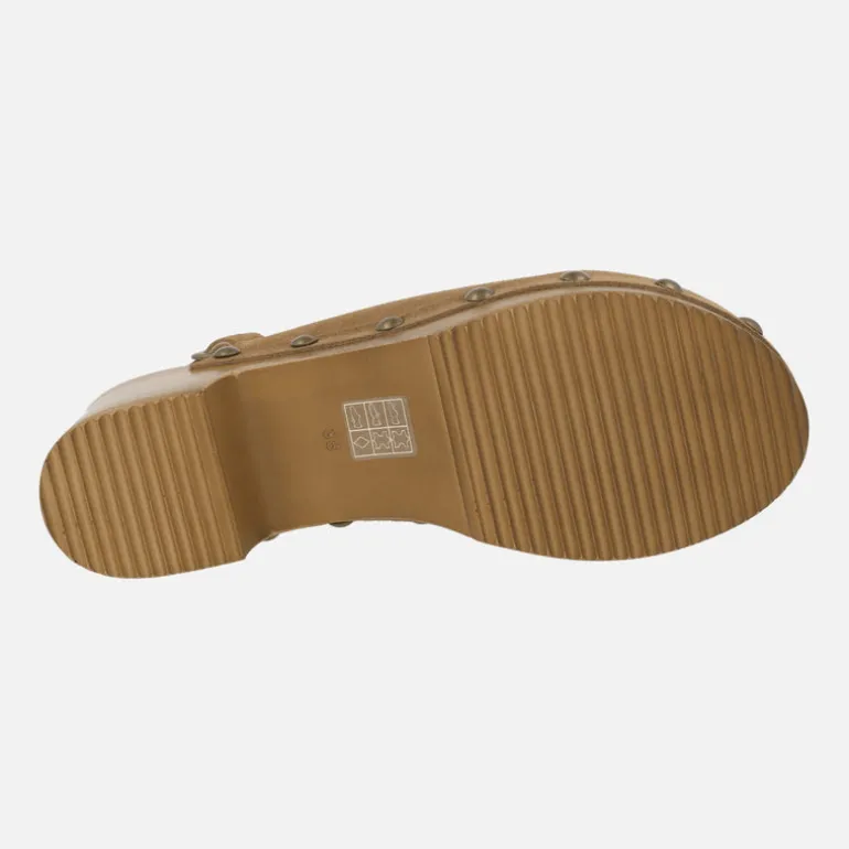 Zuecos de piel con tira ajustable al talón y tachas