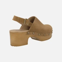 Zuecos de piel con tira ajustable al talón y tachas