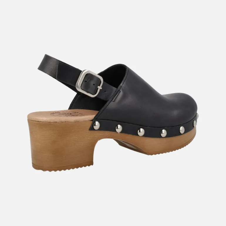 Zuecos de piel con tira ajustable al talón y tachas