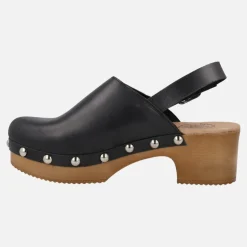 Zuecos de piel con tira ajustable al talón y tachas