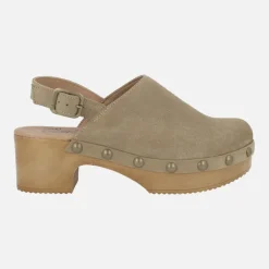 Zuecos de piel con tira ajustable al talón y tachas