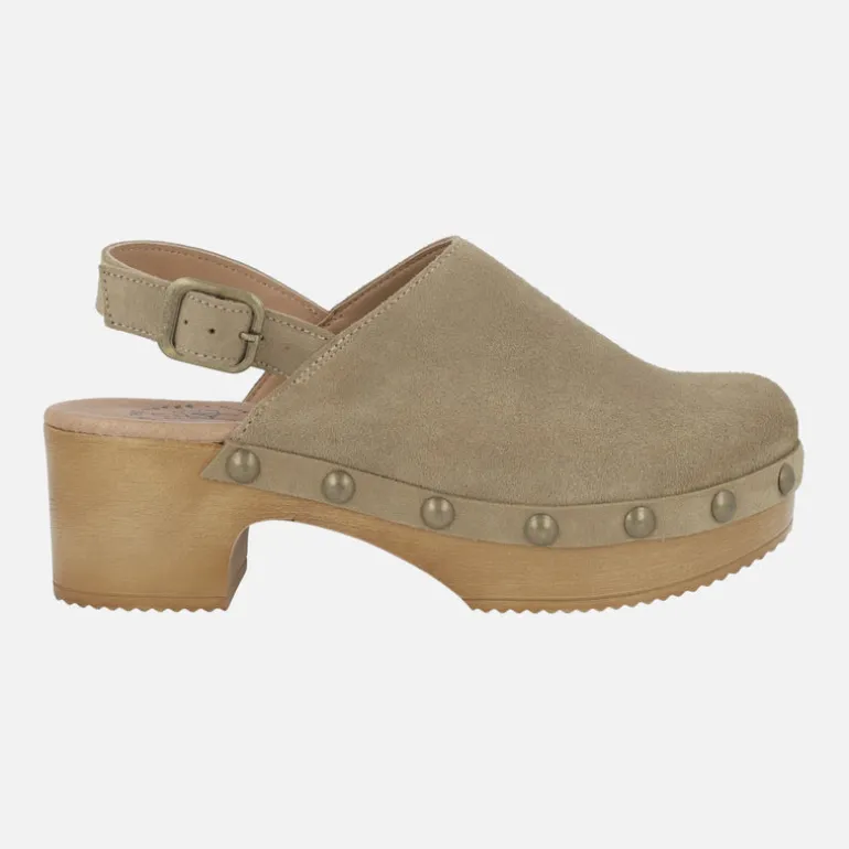 Zuecos de piel con tira ajustable al talón y tachas