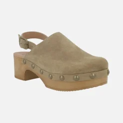 Zuecos de piel con tira ajustable al talón y tachas